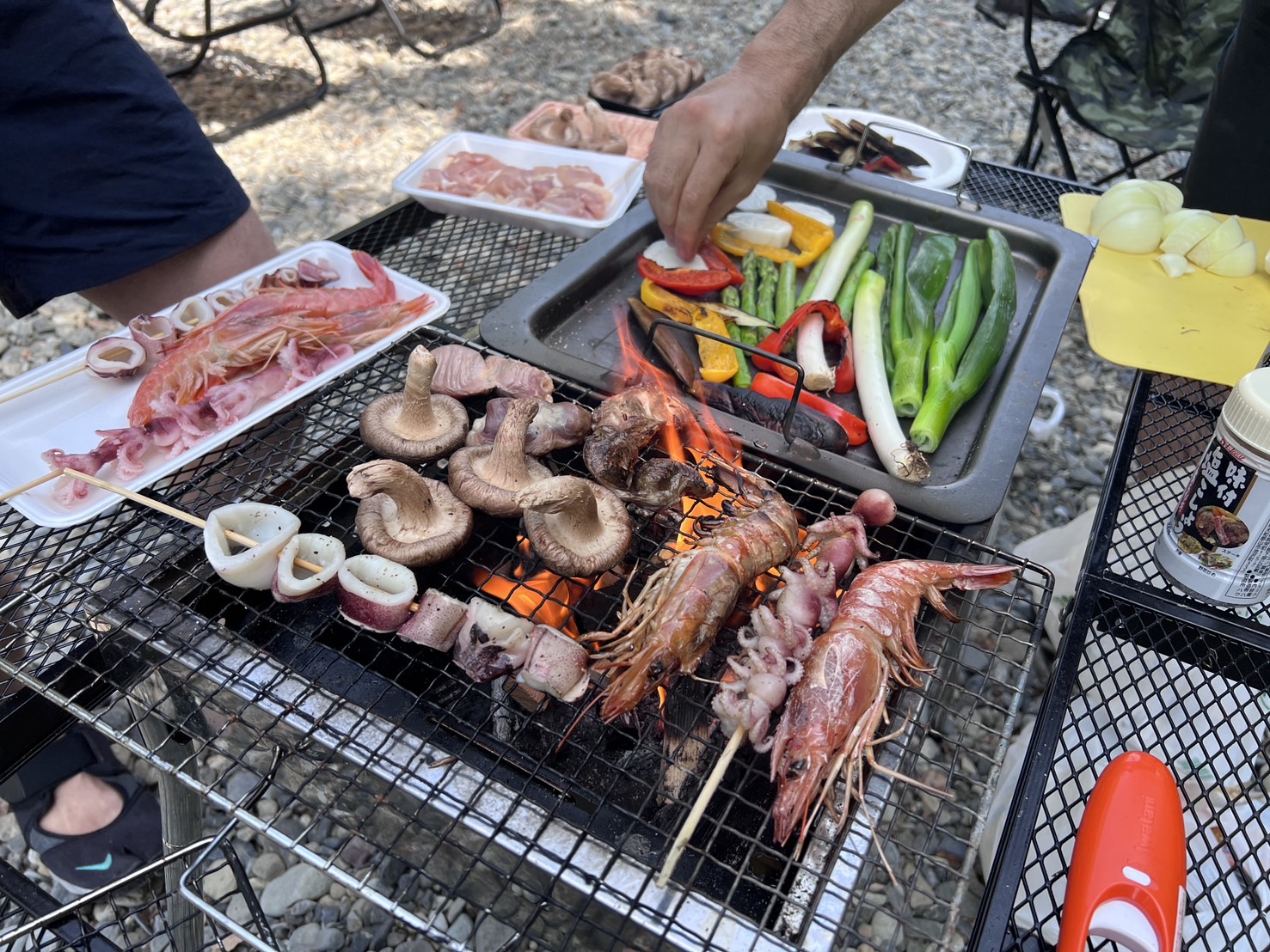 テントサウナの真横でBBQ（バーベキュー）ができる様子を表現した画像