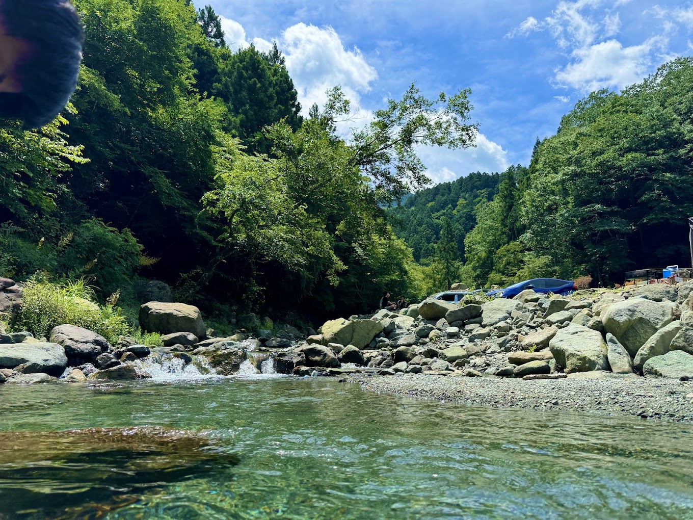 【関東】神奈川県相模原市のテントサウナパーク In 高瀬野の川の綺麗さを表現した画像｜大自然サウナのイメージ画像｜アウトドアサウナのイメージ画像｜川サウナのイメージ画像