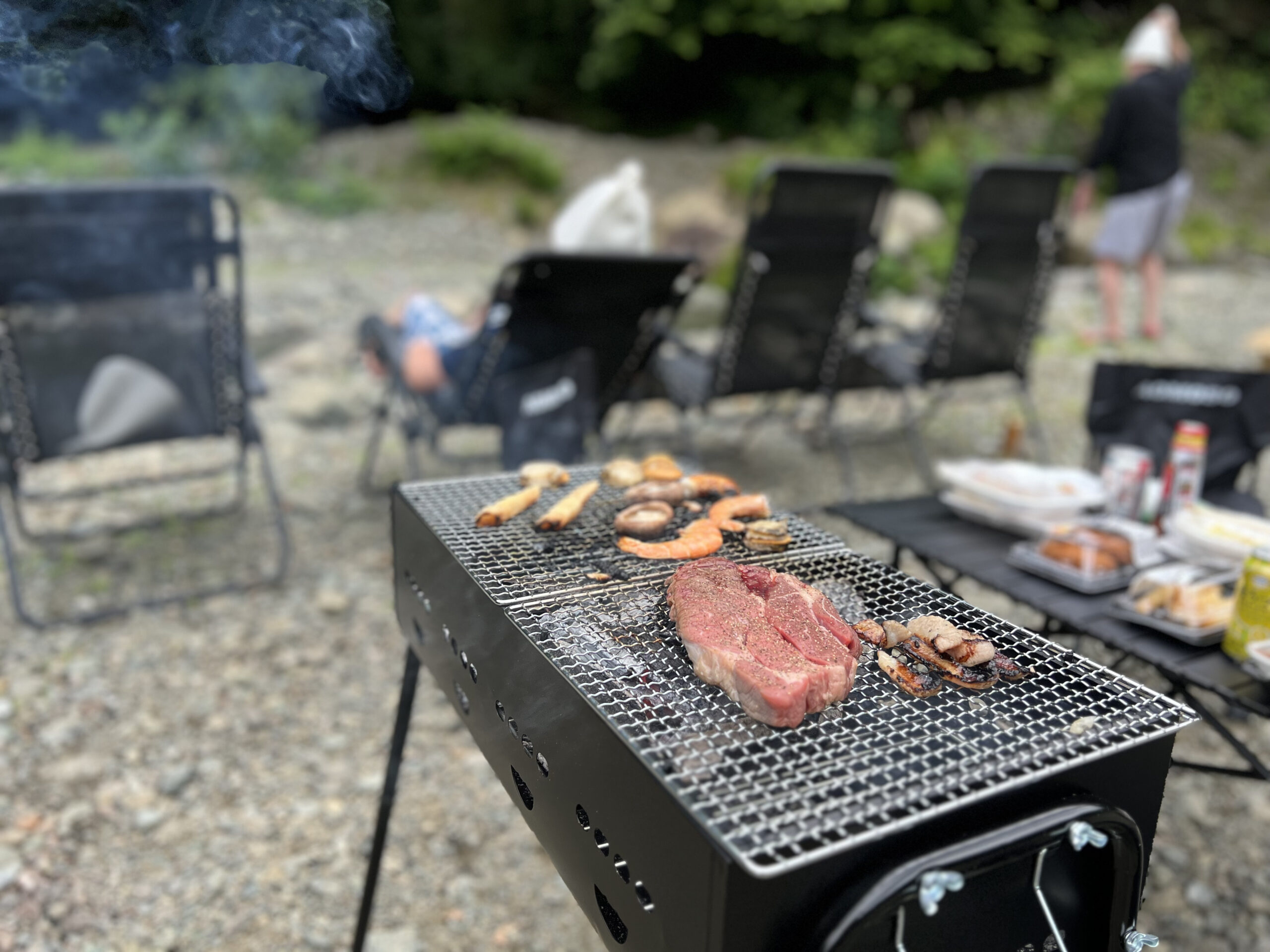 BBQを楽しみながらテントサウナをする様子