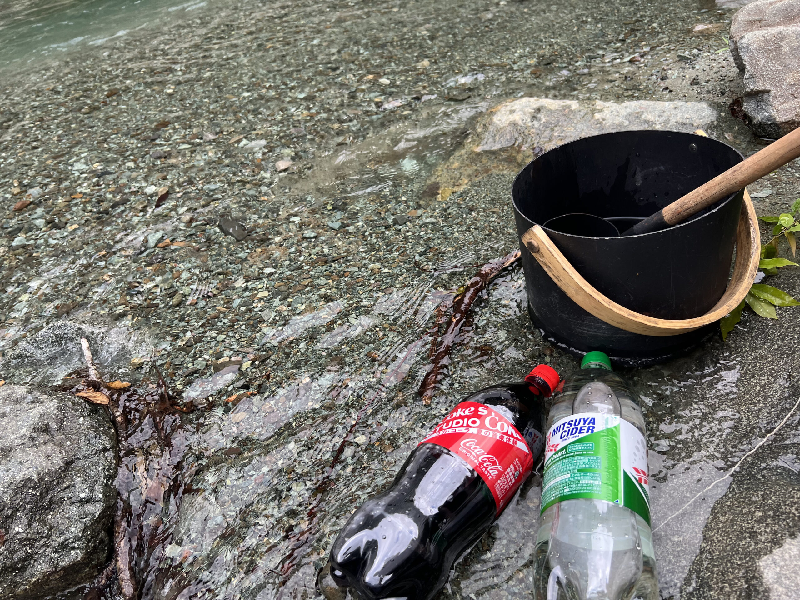 川沿いに飲み物とロウリュセットが置かれている様子