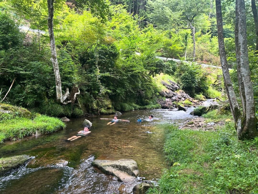 【東海】ゾレンキャンプ場でのテントサウナ・川サウナのイメージ画像｜川サウナ 東海｜川サウナ 愛知｜テントサウナ 東海｜テントサウナ 愛知｜日帰りテントサウナの様子｜アウトドアサウナのイメージ画像｜自然サウナのイメージ画像
