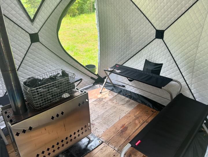 ゾレンキャンプ場でのテントサウナの室内イメージ