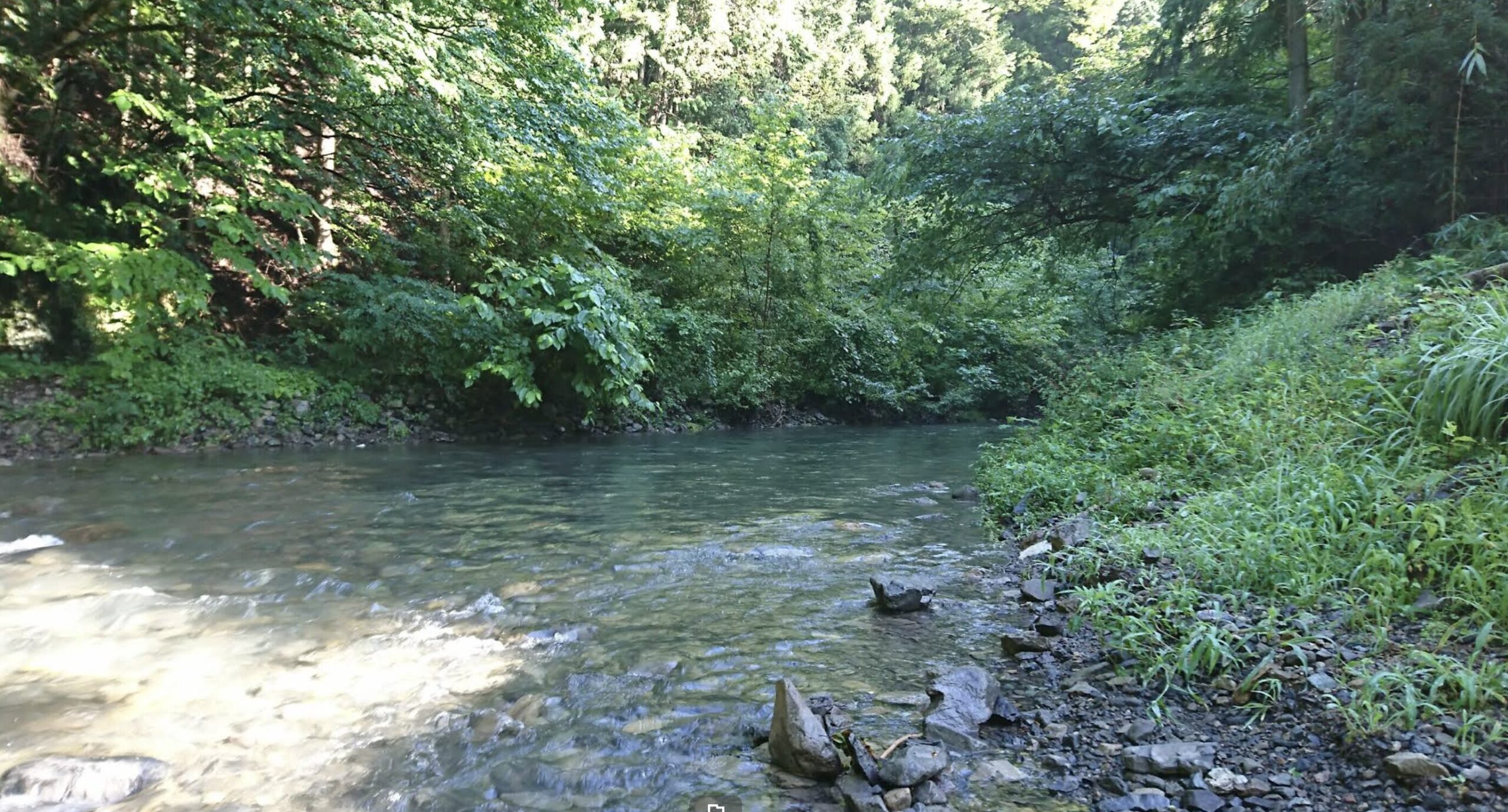 【関東】東京都西多摩郡檜原村の北秋川自然休暇村のテントサウナ・川サウナの川の綺麗さを表現した画像｜大自然サウナのイメージ画像｜アウトドアサウナのイメージ画像｜川サウナのイメージ画像