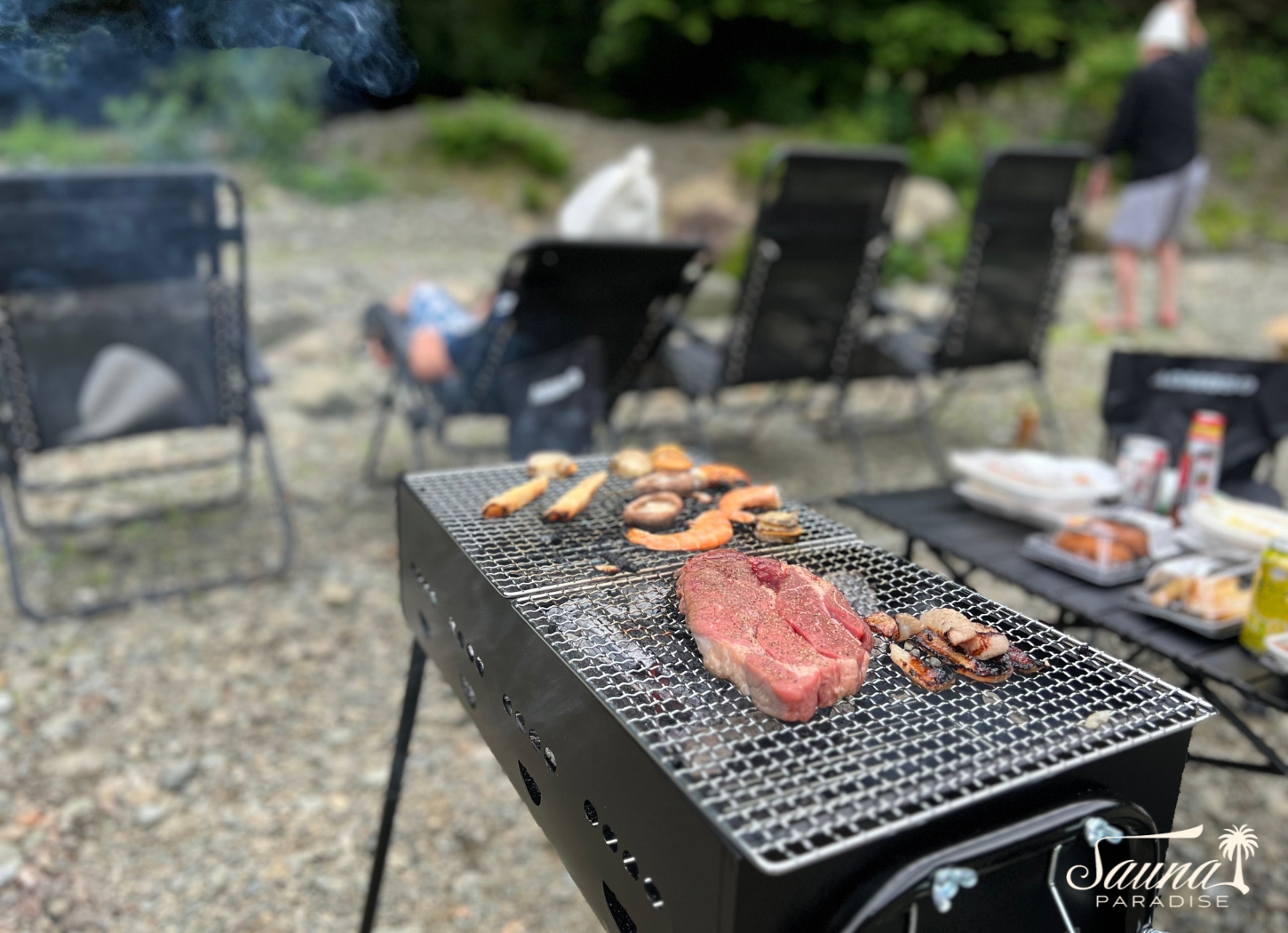 川サウナ・テントサウナと合わせてBBQ（バーベキュー）ができる様子を表現した画像