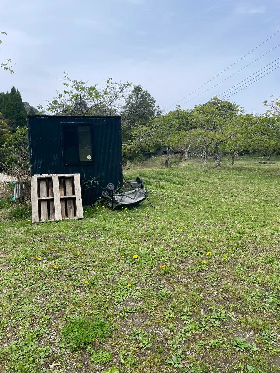 川サウナFIELD 大多喜田代の施設広場と小屋