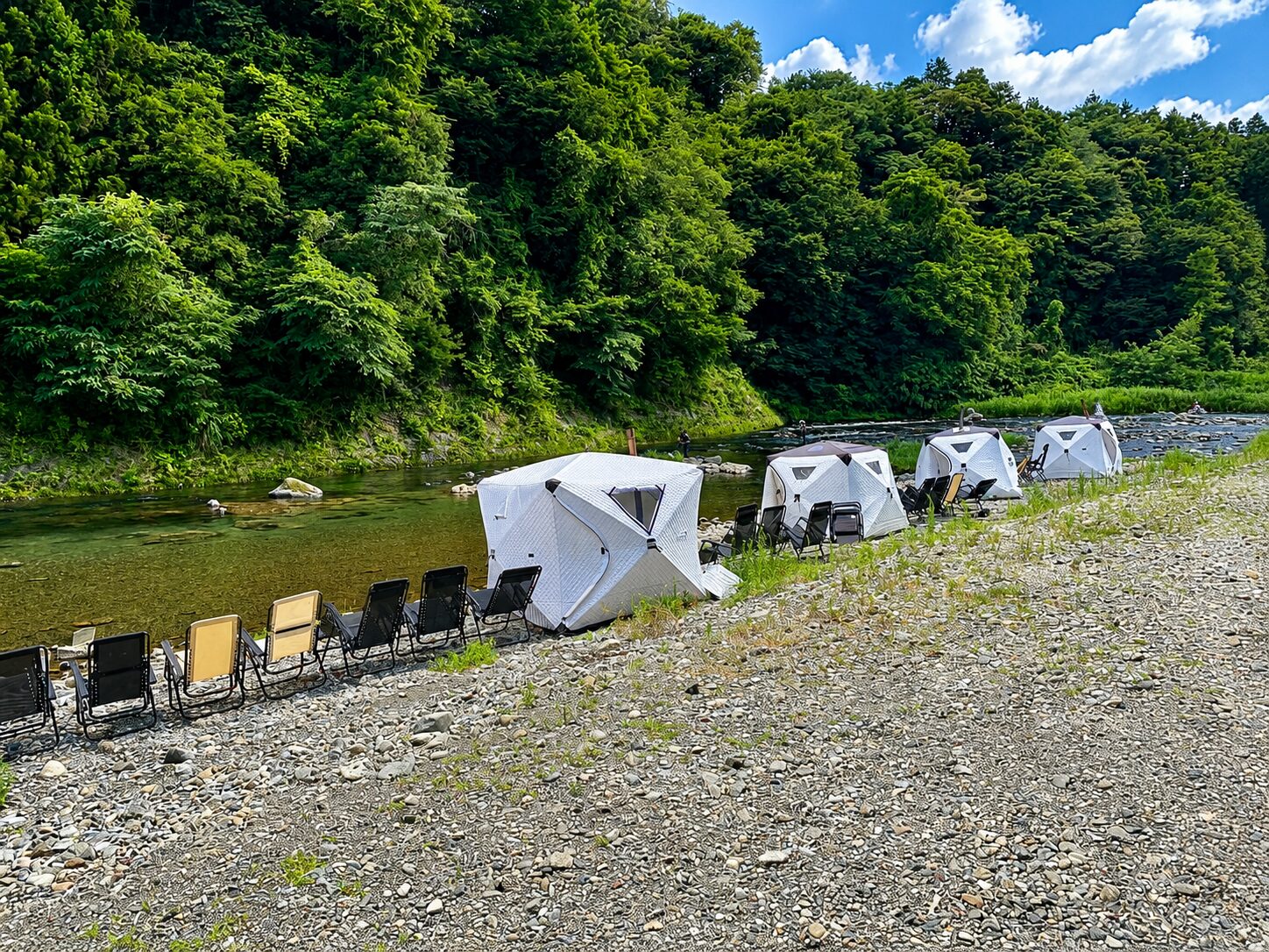 【関東】あきる野市の川サウナFIELD あきる野舘谷でインフィニティチェア（ととのい椅子）で女性がくつろぐ様子｜アウトドアサウナのイメージ画像｜自然サウナのイメージ画像