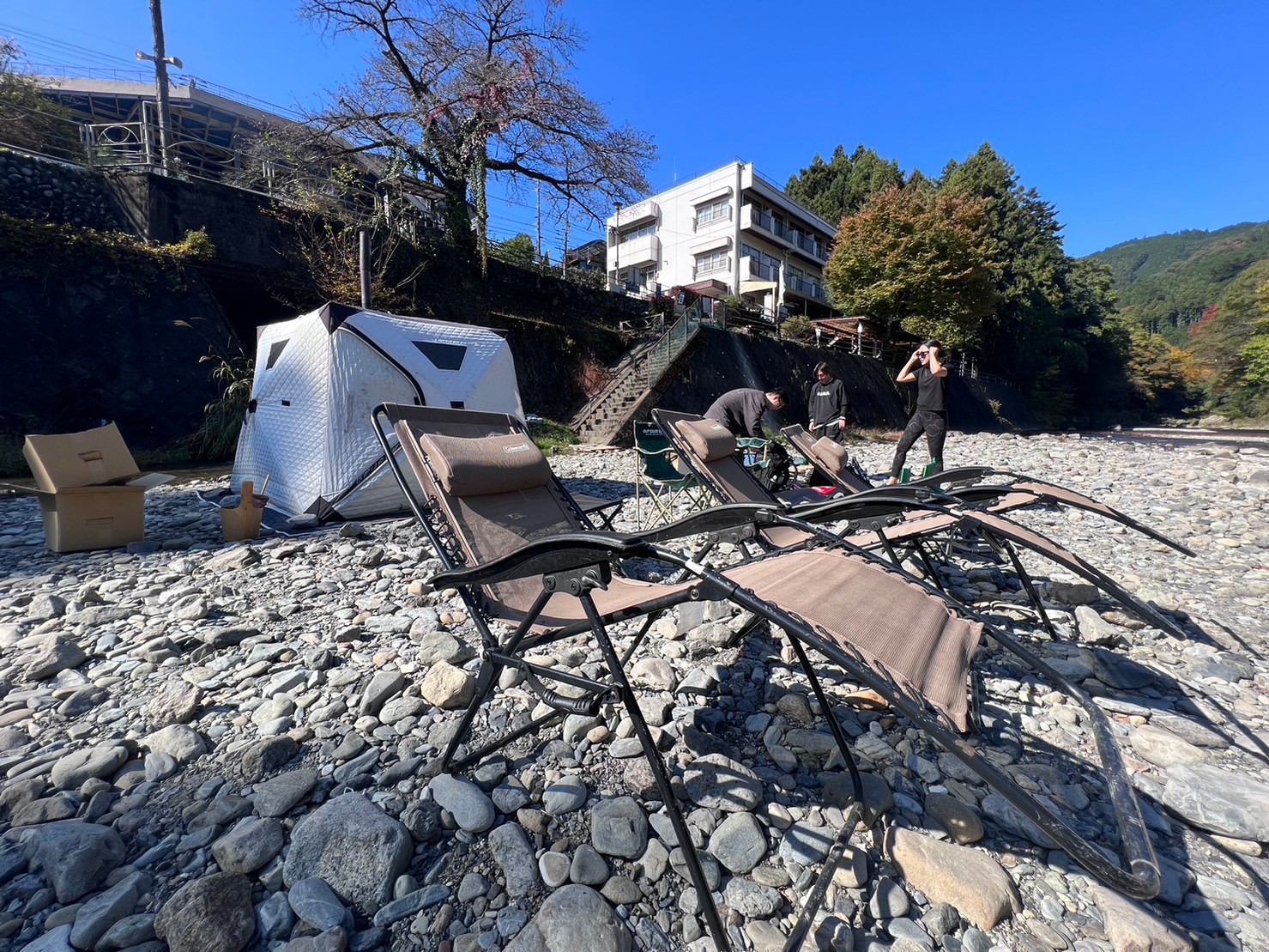 【関東】あきる野市の川サウナFIELD あきる野戸倉で川サウナをしている男性が川に飛び込み川水風呂をしている様子｜アウトドアサウナのイメージ画像｜自然サウナのイメージ画像｜川サウナのイメージ画像