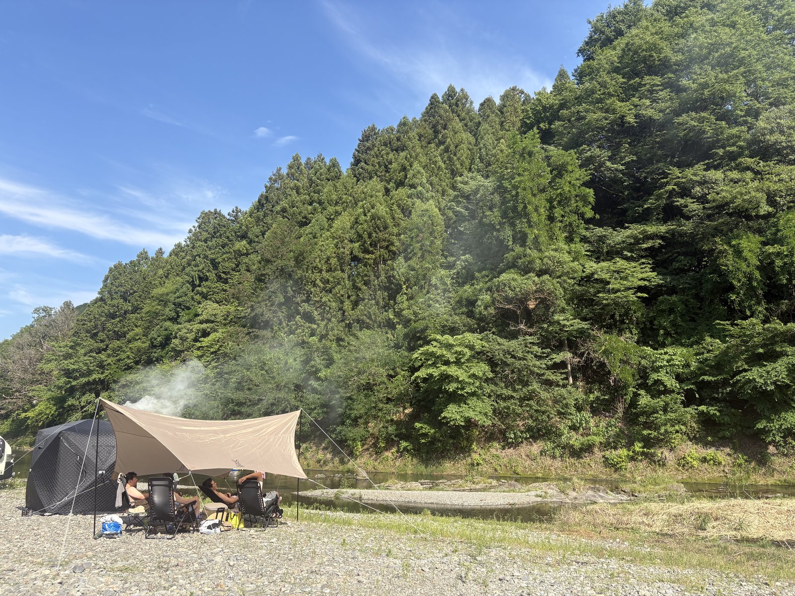 川サウナFIELD あきる野舘谷の秋川とテントサウナ風景
