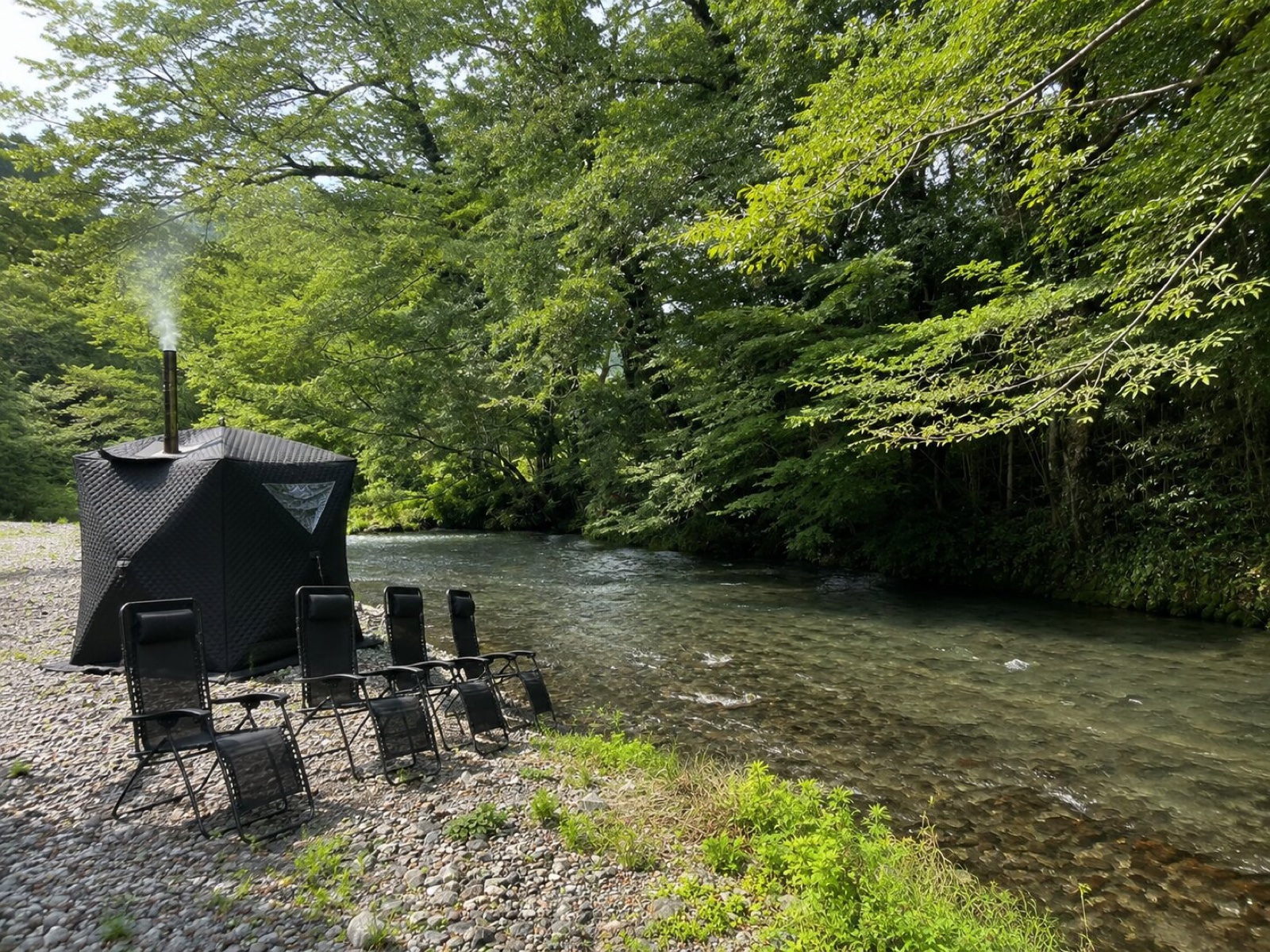 埼玉・飯能市｜川サウナFIELD 飯能（カワラ・デ・BBQ）【施設紹介】入間川の清流で1日貸切テントサウナ｜川サウナするならサウナパラダイス｜アウトドア・キャンプ場でサウナ｜大自然でサウナ｜薪サウナと川遊び・川サウナ