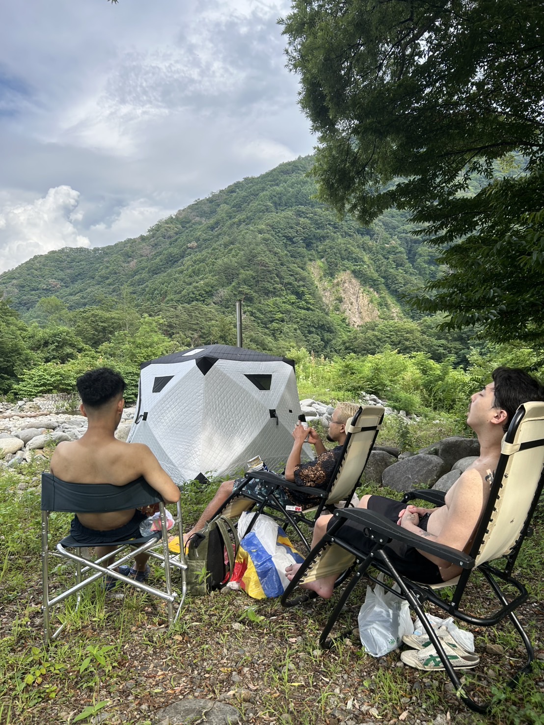 ととのい群馬 テントサウナ前で外気浴